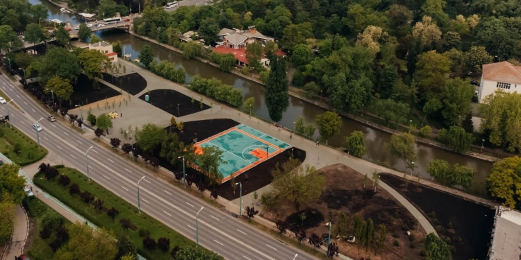 150 de copaci, plantați de Primăria Timișoara pe malul Begăi, în locul construcțiilor demolate