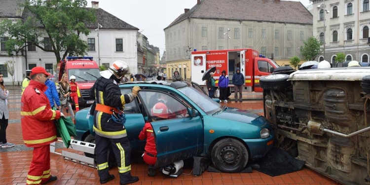 Accident rutier, simulat în Piața Libertății din Timișoara