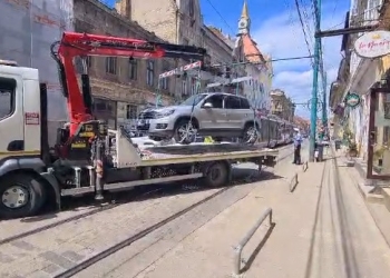Mașină ridicată, după ce a blocat circulația tramvaielor în zona Traian din Timișoara