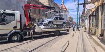 Mașină ridicată, după ce a blocat circulația tramvaielor în zona Traian din Timișoara