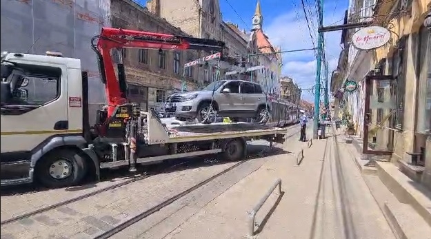 Mașină ridicată, după ce a blocat circulația tramvaielor în zona Traian din Timișoara