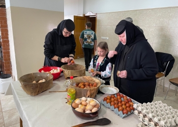 O mie de ouă vopsite de măicuțele de la Șag-Timișeni, în Vinerea Neagră