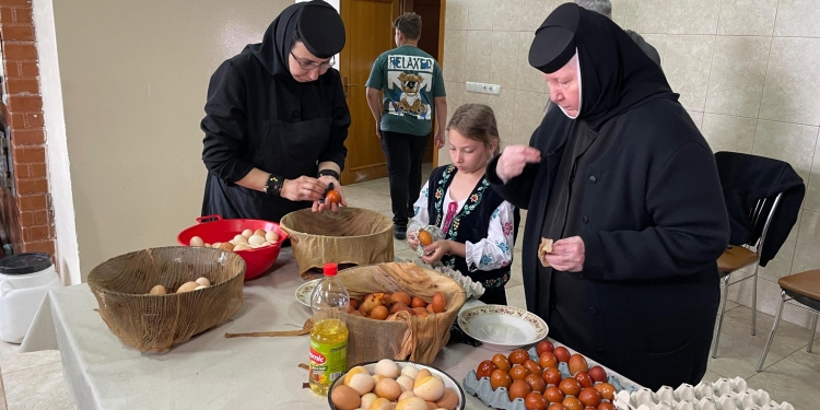 O mie de ouă vopsite de măicuțele de la Șag-Timișeni, în Vinerea Neagră