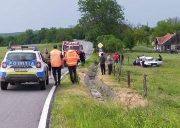 Accident cumplit! O mașină s-a răsturnat, iar un bărbat a murit pe un drum din vestul țării