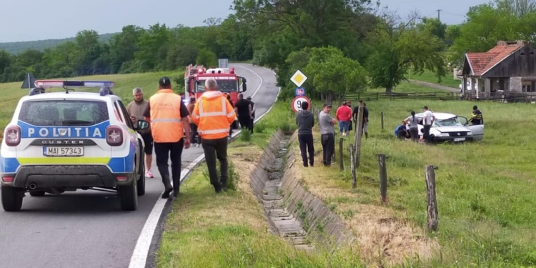 Accident cumplit! O mașină s-a răsturnat, iar un bărbat a murit pe un drum din vestul țării