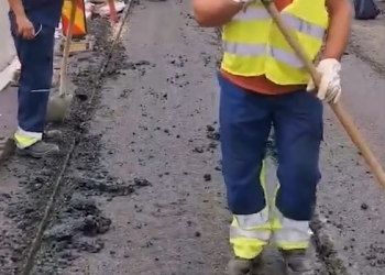 Liniile de tramvai abia montate, asfaltate, într-un oraș din vestul țării
