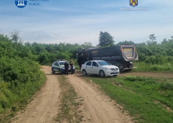 Șoferul unui camion a aruncat mormane de deșeuri! Polițiștii din Timiș l-au prins în flagrant