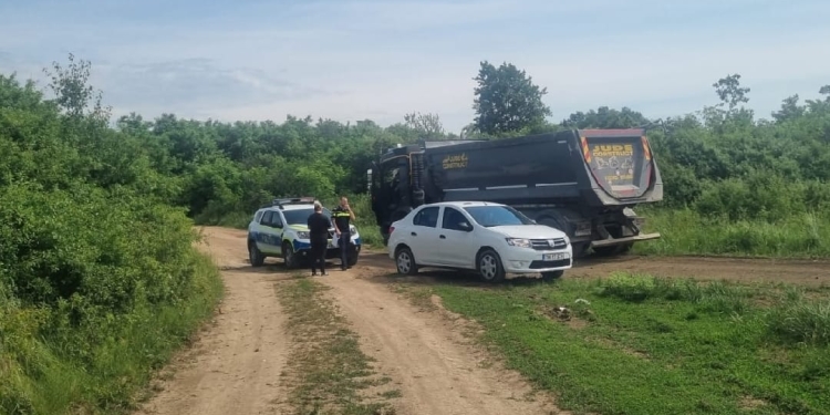 Șoferul unui camion a aruncat mormane de deșeuri! Polițiștii din Timiș l-au prins în flagrant