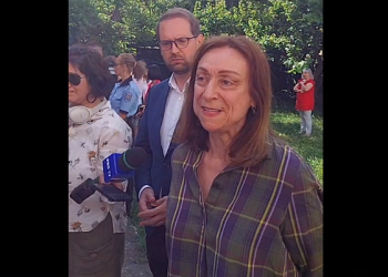 Primarul Fritz, însoțit de polițiști locali, la locuința din Timișoara unde proprietarii sunt terorizați de romi