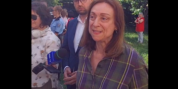 Primarul Fritz, însoțit de polițiști locali, la locuința din Timișoara unde proprietarii sunt terorizați de romi