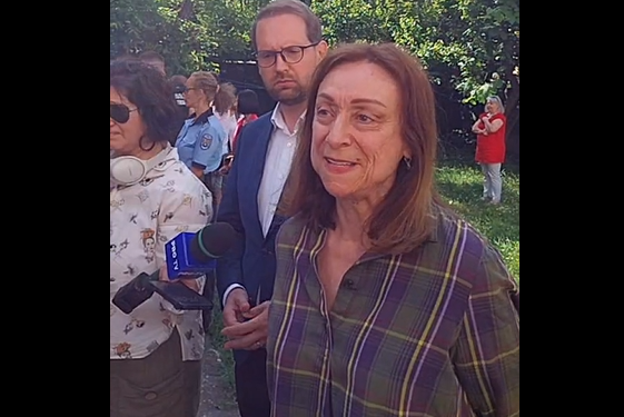 Primarul Fritz, însoțit de polițiști locali, la locuința din Timișoara unde proprietarii sunt terorizați de romi