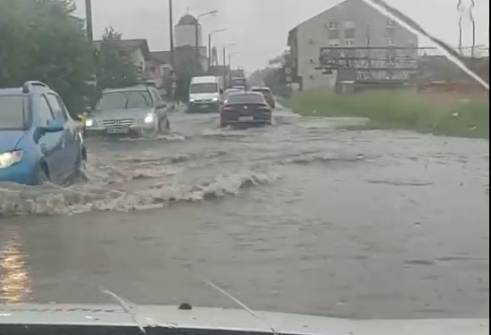 Rupere de nori la Timișoara. Străzi și curți inundate!