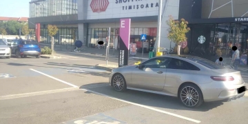 Zeci de șoferi care au parcat pe locuri destinate persoanelor cu dizabilități din Timișoara, amendați