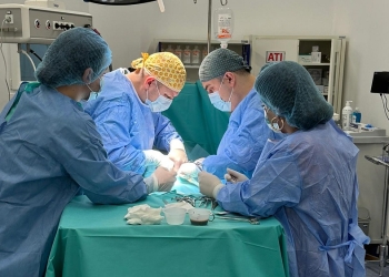 Intervenții chirurgicale complexe realizate la Spitalul din Deta, într-o sală de operație modernă