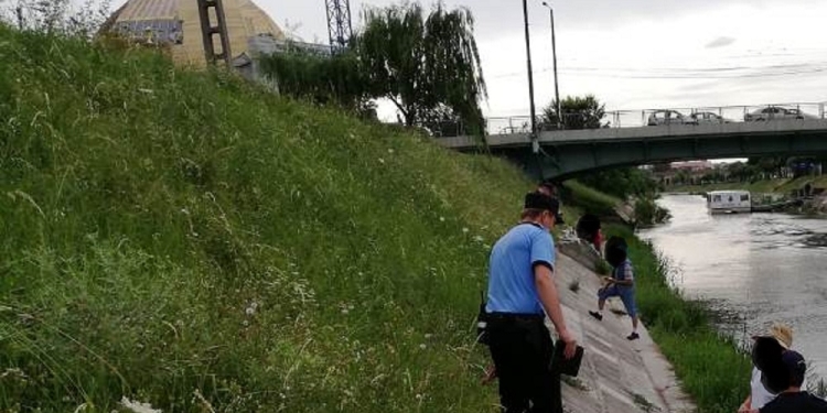 Au tras la măsea prin parcuri și pe alei și au fost amendați de polițiștii locali din Timișoara