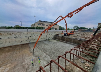 Peste o mie de metri cubi de beton, turnați pe șantierul pasajului Solventul