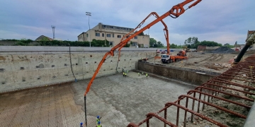 Peste o mie de metri cubi de beton, turnați pe șantierul pasajului Solventul