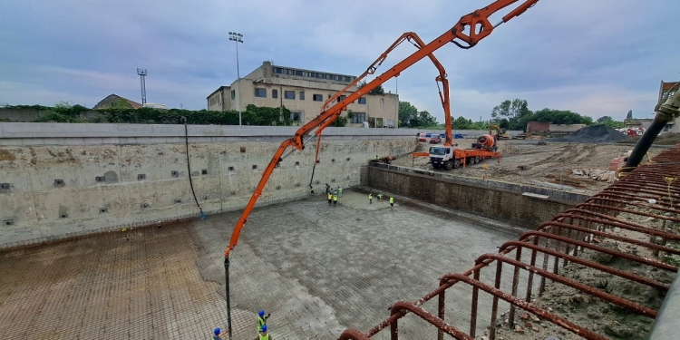 Peste o mie de metri cubi de beton, turnați pe șantierul pasajului Solventul