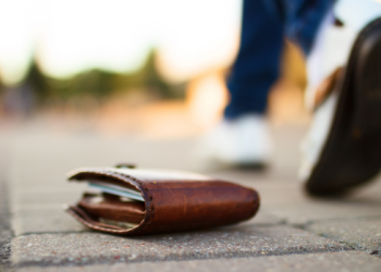 Un portofel plin cu bani, pierdut în Timișoara! Proprietarul este așteptat să-l recupereze de la poliție