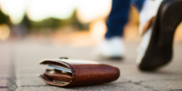 Un portofel plin cu bani, pierdut în Timișoara! Proprietarul este așteptat să-l recupereze de la poliție