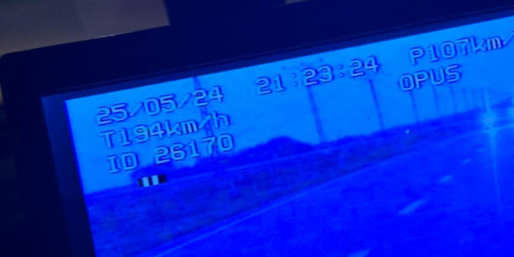 A vrut să dea radarul peste cap și a nici nu a oprit la semnalele polițiștilor!