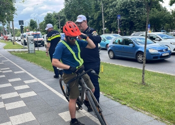 Polițiștii le-au distribuit bicicliștilor din Timișoara veste reflectorizante