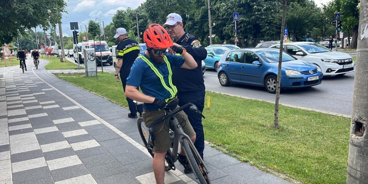 Polițiștii le-au distribuit bicicliștilor din Timișoara veste reflectorizante