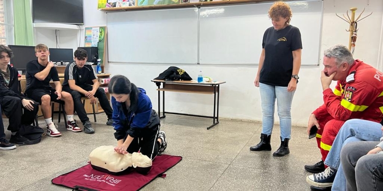 Aproape 7.000 de elevi și profesori din Timișoara, instruiți să ofere primul ajutor