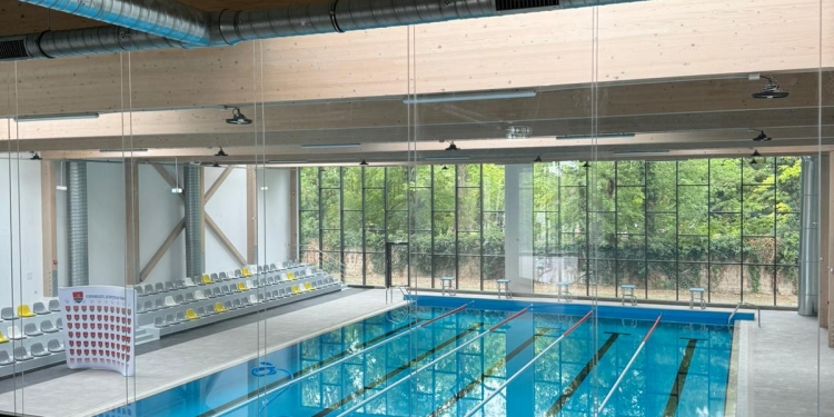 Lucrările la bazinul de înot de la Jimbolia au fost finalizate, dar nu este încă deschis pentru public