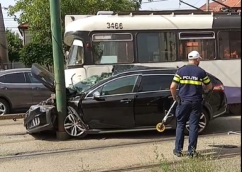 „Câștigătorul” din confruntarea unui tramvai cu o mașină, este… tramvaiul. Accident pe Calea Bogdăneștilor din Timișoara
