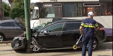 „Câștigătorul” din confruntarea unui tramvai cu o mașină, este… tramvaiul. Accident pe Calea Bogdăneștilor din Timișoara