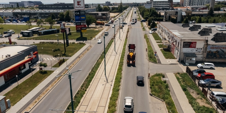 Ultimul strat de asfalt de pe bulevardul Stan Vidrighin din Timișoara, aproape de turnare