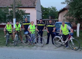 Bicicliști opriți de polițiștii din Timiș pentru a primi veste reflectorizante