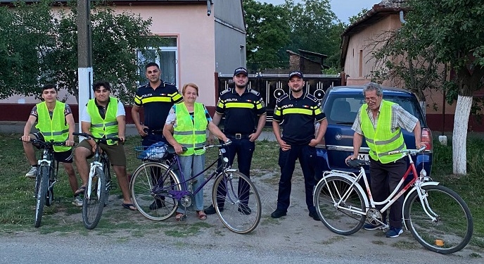 Bicicliști opriți de polițiștii din Timiș pentru a primi veste reflectorizante