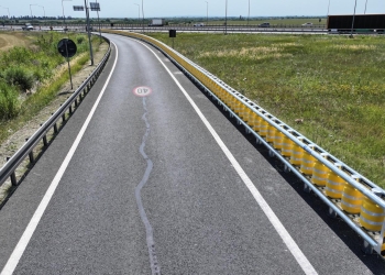 Coborârea de pe autostrada A1 de la Remetea Mare, mai sigură! S-a montat un parapet pe rulouri