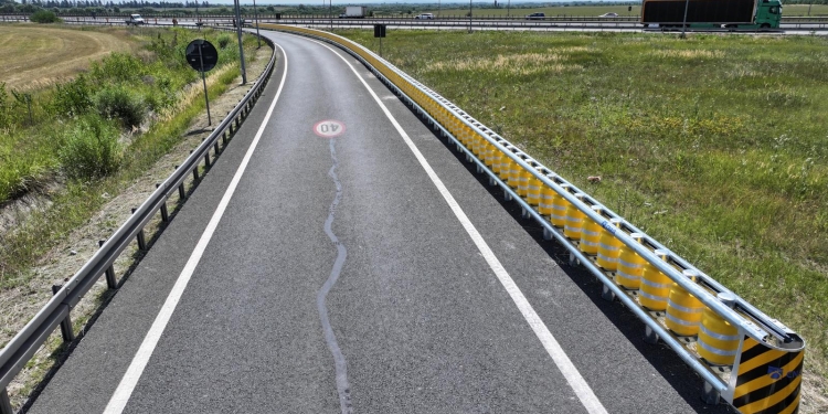 Coborârea de pe autostrada A1 de la Remetea Mare, mai sigură! S-a montat un parapet pe rulouri