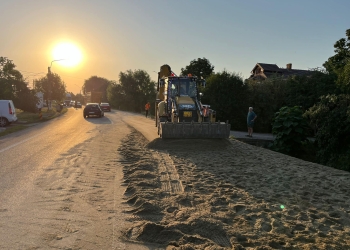 Porțiune din drumul care leagă Remetea Mare de Izvin, plină de nisip! Un camion s-a răsturnat