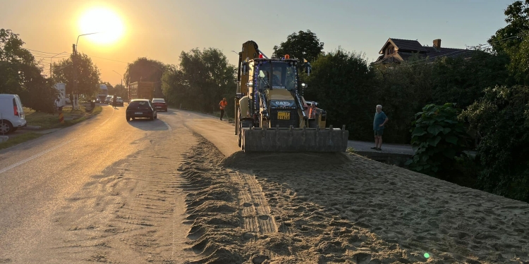 Porțiune din drumul care leagă Remetea Mare de Izvin, plină de nisip! Un camion s-a răsturnat