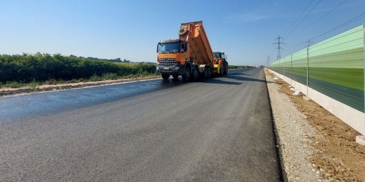 Muncitorii, chiar și pe caniculă pe șantierul centurii de sud a Timișoarei