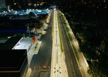 Se toarnă ultimul strat de asfalt pe bulevardul Stan Vidrighin! Operațiunea se face noaptea