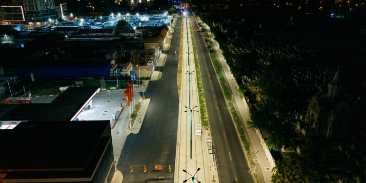 Se toarnă ultimul strat de asfalt pe bulevardul Stan Vidrighin! Operațiunea se face noaptea