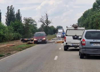 Accident între Albina și Moșnița Nouă! O mașină a intrat într-o remorcă