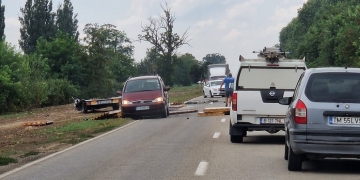 Accident între Albina și Moșnița Nouă! O mașină a intrat într-o remorcă