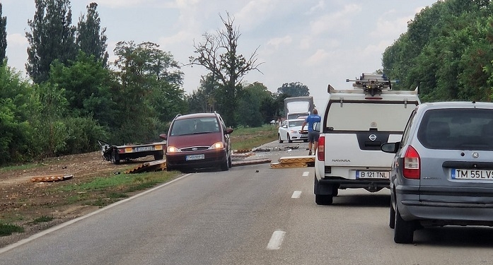 Accident între Albina și Moșnița Nouă! O mașină a intrat într-o remorcă