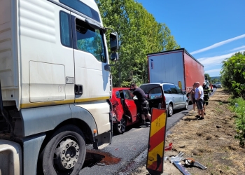 Carambol pe drumul care leagă Margina de Coșava! Două tiruri și două mașini s-au ciocnit