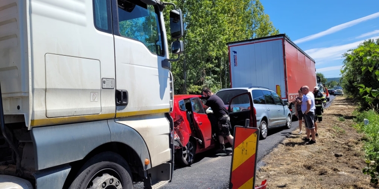 Carambol pe drumul care leagă Margina de Coșava! Două tiruri și două mașini s-au ciocnit
