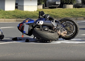 Accident grav pe un drum din Timiș! Un motociclist a fost rănit