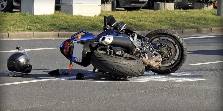 Accident grav pe un drum din Timiș! Un motociclist a fost rănit