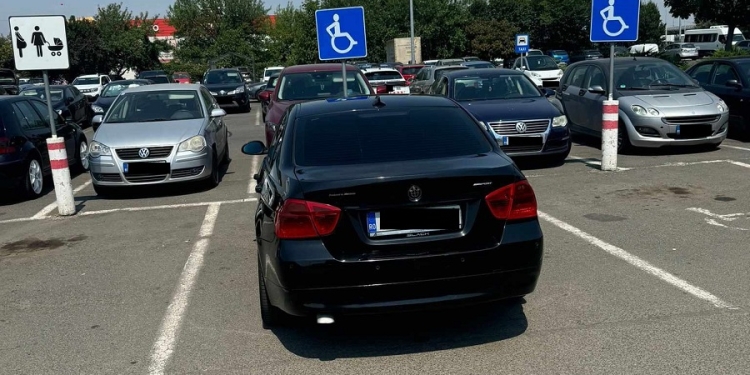 Șoferi cu dizabilități închipuite, amendați de polițiștii locali din Timișoara