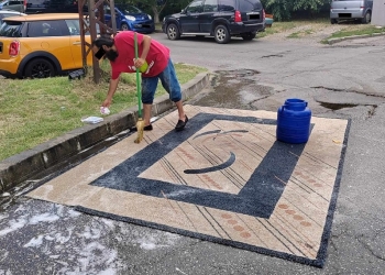 Nesimțire cu carul! Un om al străzii a spălat covorul într-o stație din Timișoara